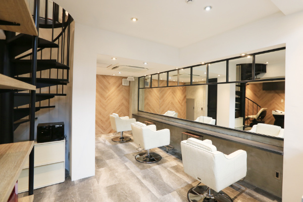 池袋の面貸し・ミラーレンタル美容室・美容院 Rourel by ailis(ローレルバイアイリス) お客様向けサロン店内写真